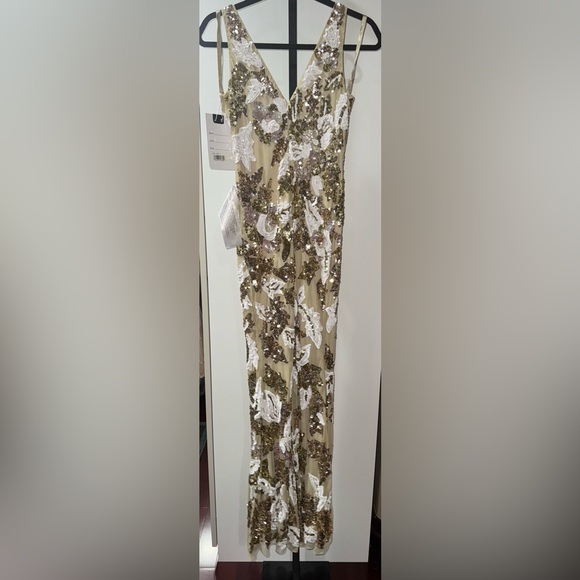 Sleeveless v neckline embellished nude evening gown - Picture 8 of 9